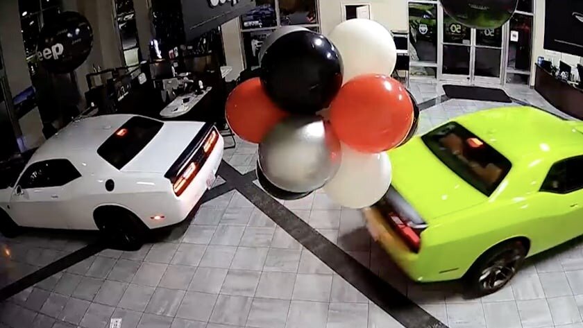 Шесть спорткаров Dodge Challenger Hellcat угнали из автосалона за 40 секунд