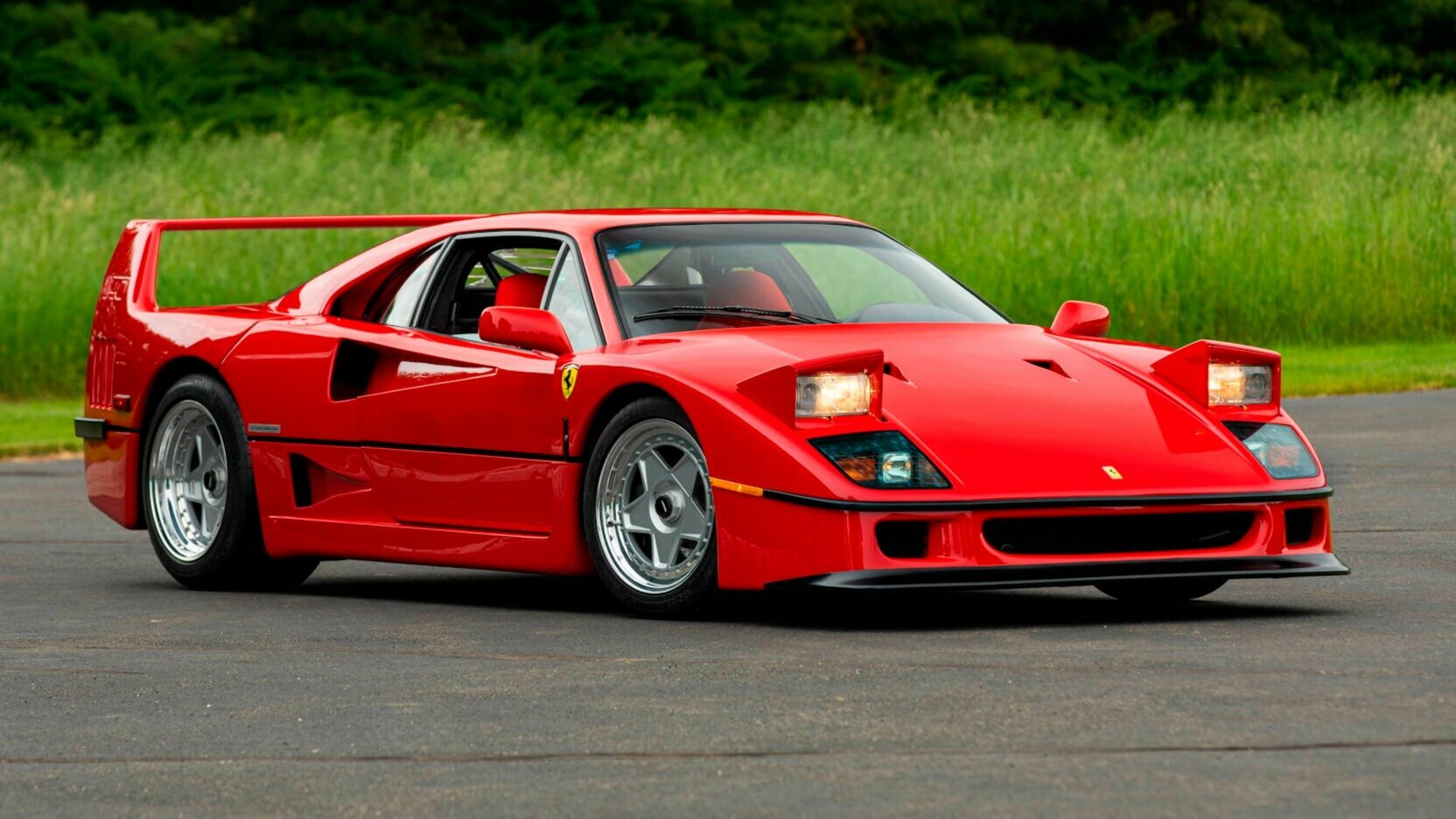 Один из лучших экземпляров культовой Ferrari F40 рассчитывают продать за 2,5 миллиона долларов