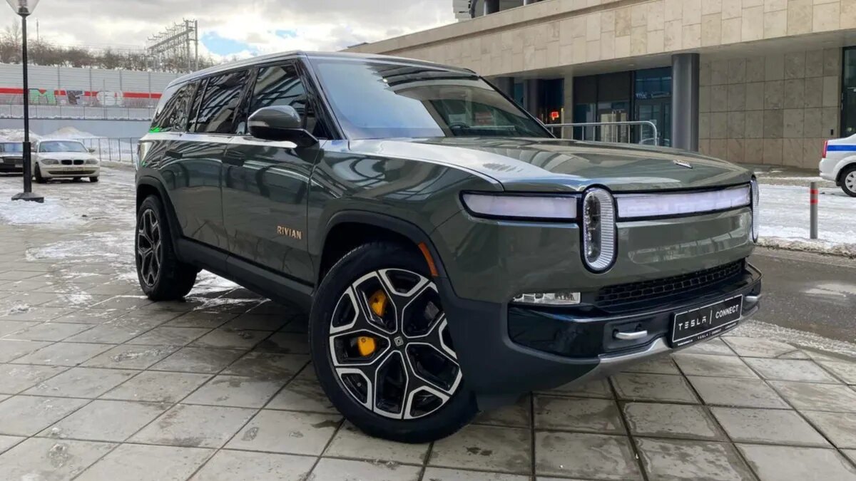 На Авто.ру появились 835-сильные электровнедорожники Rivian R1S из США