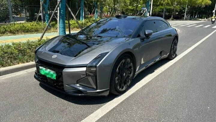 В России появился 672-сильный конкурент Tesla Model S из Китая