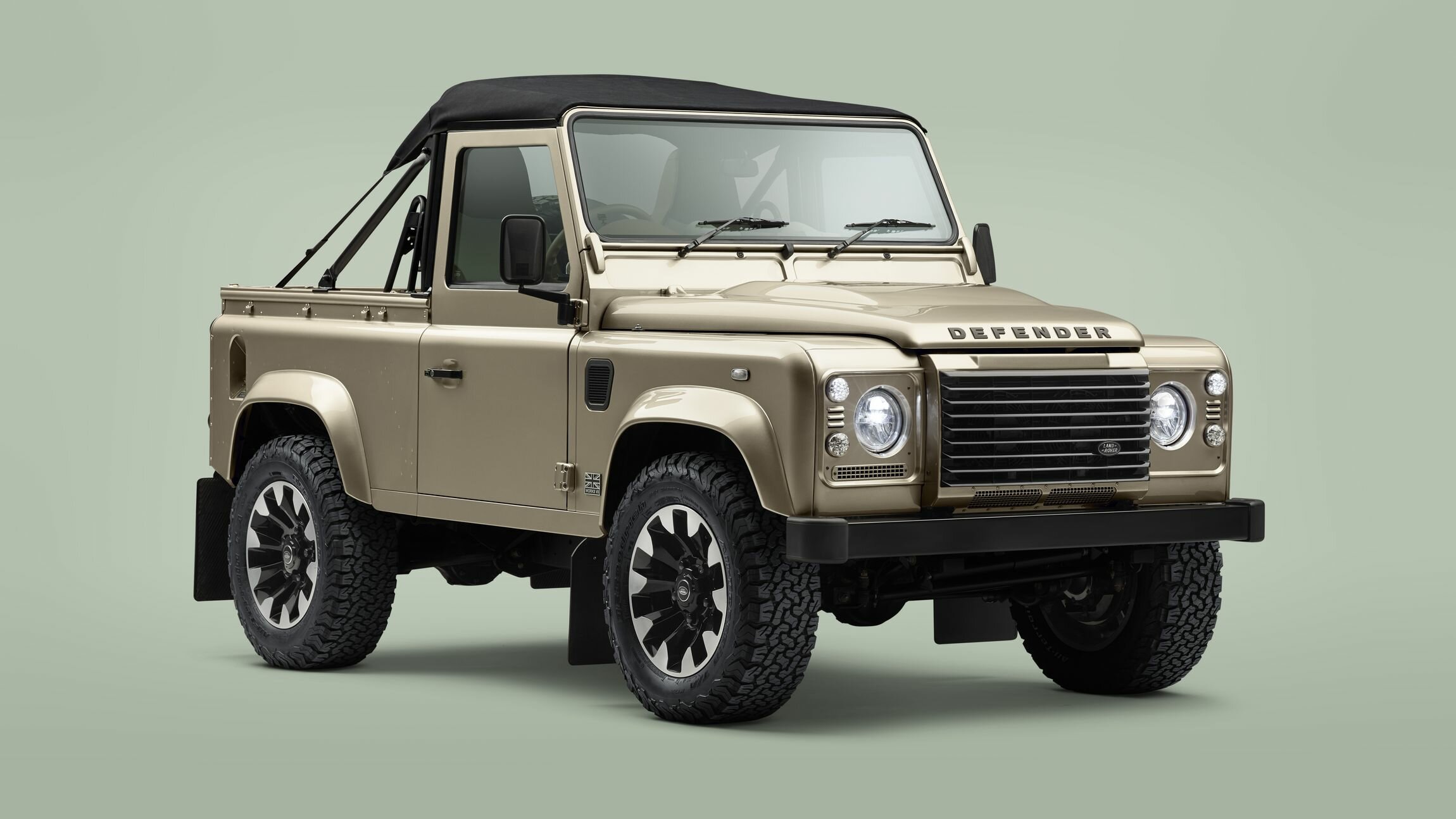 Land Rover занялся производством внедорожников-кабриолетов Defender, используя донорские машины