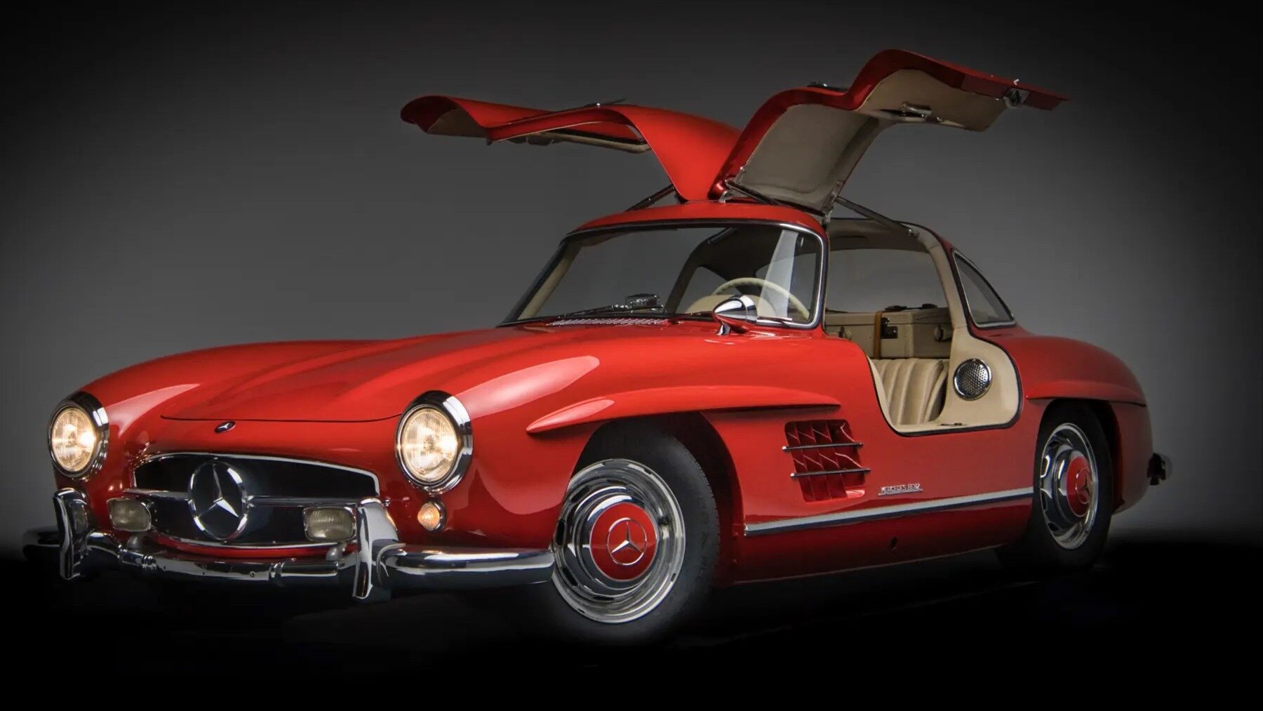 Последний в истории Mercedes-Benz 300 SL продали дешевле, чем рассчитывали