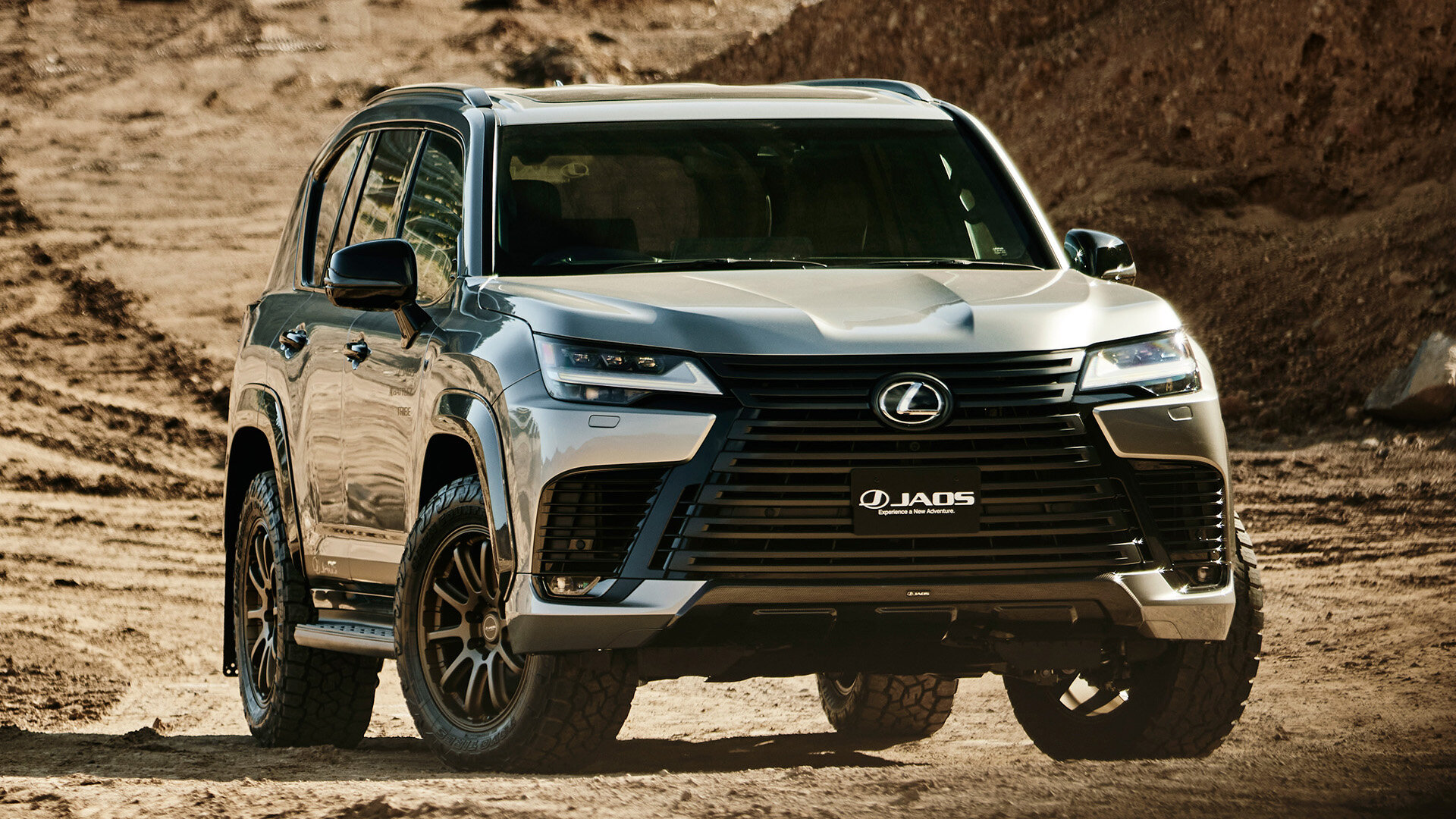 Взгляните на новый Lexus LX, подготовленный для бездорожья. У него карбоновый обвес и раллийные колёса