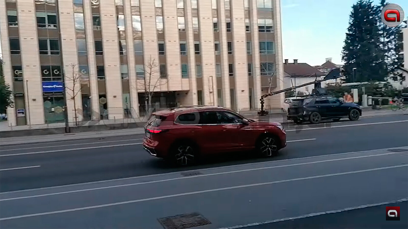 Новый Volkswagen Tiguan без камуфляжа заметили во время съёмок рекламы