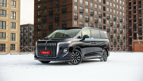Первый тест Hongqi HQ9: бизнес-шаттла с «водопадом» и столиками