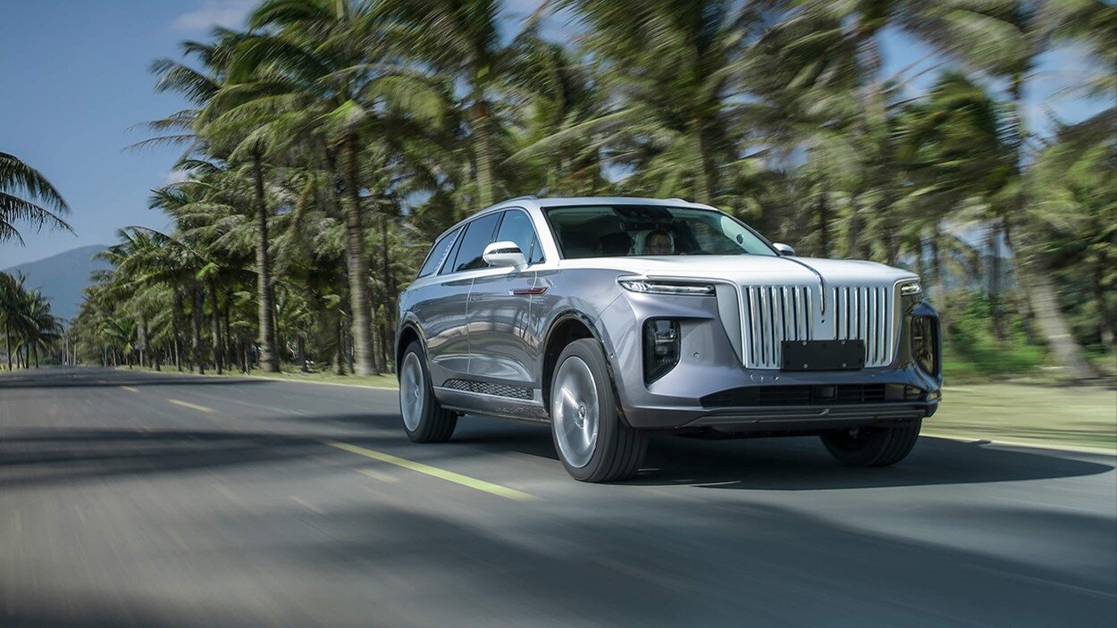 Названы цены премиальных автомобилей Hongqi для России