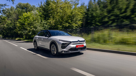 Первый тест Citroen C5 X — лифтбека, который пытается заменить внедорожные универсалы