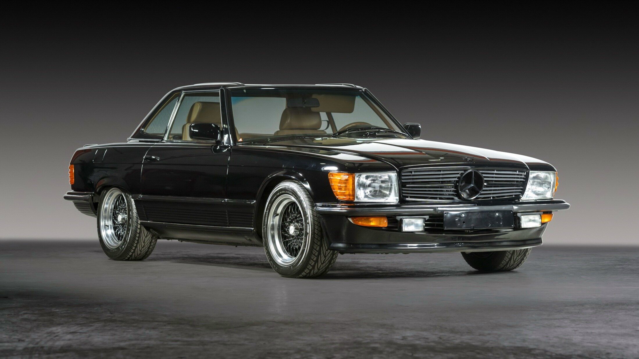 С молотка уйдёт редчайшее 40-летнее купе Mercedes-Benz 500 SL от AMG