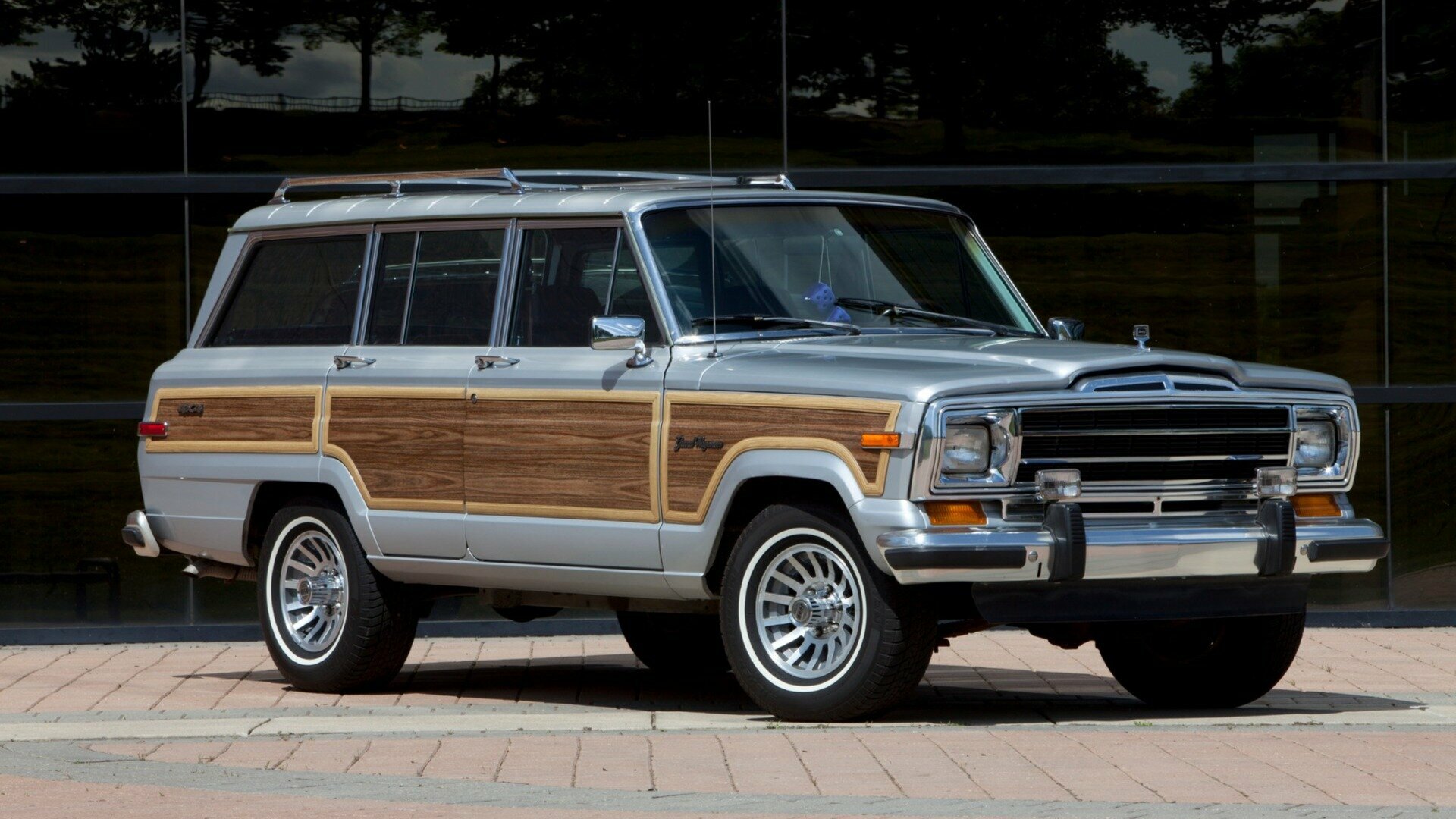 Классический Jeep Grand Wagoneer превратят в электрический рестомод за 290 000 долларов