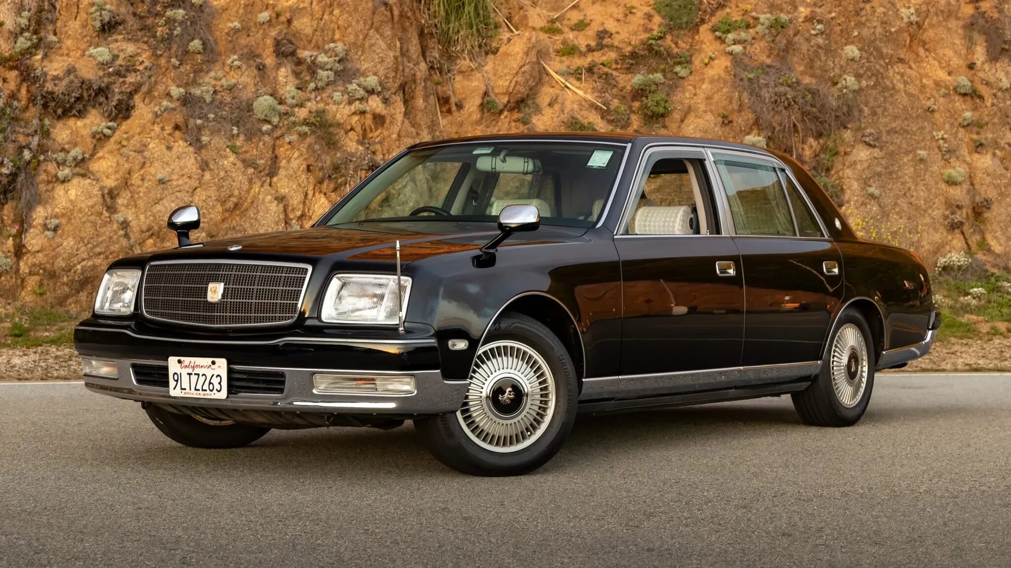 Роскошную Toyota Century 1997 года в хорошем состоянии оценили лишь в 1,3 миллиона рублей