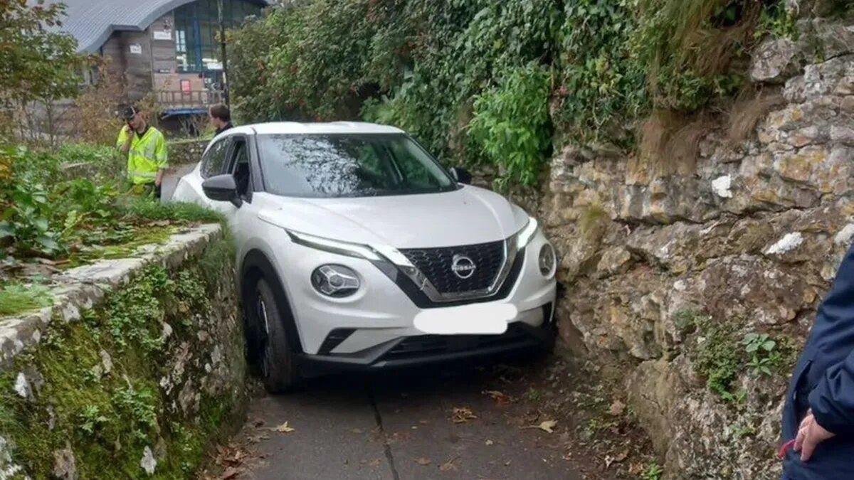 Nissan Juke, водитель которого поверил навигатору, застрял между каменными стенами