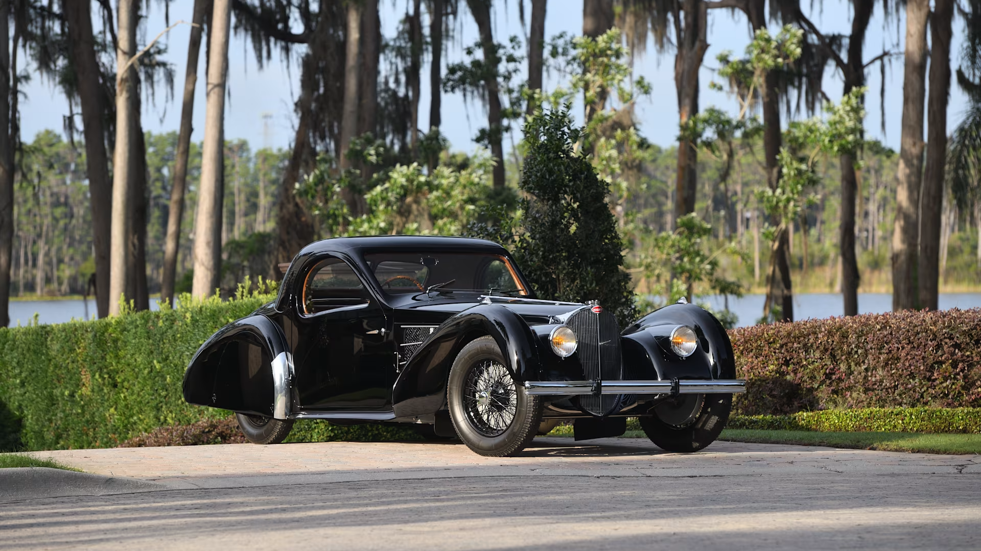 Уникальный 90-летний Bugatti продадут за миллионы долларов