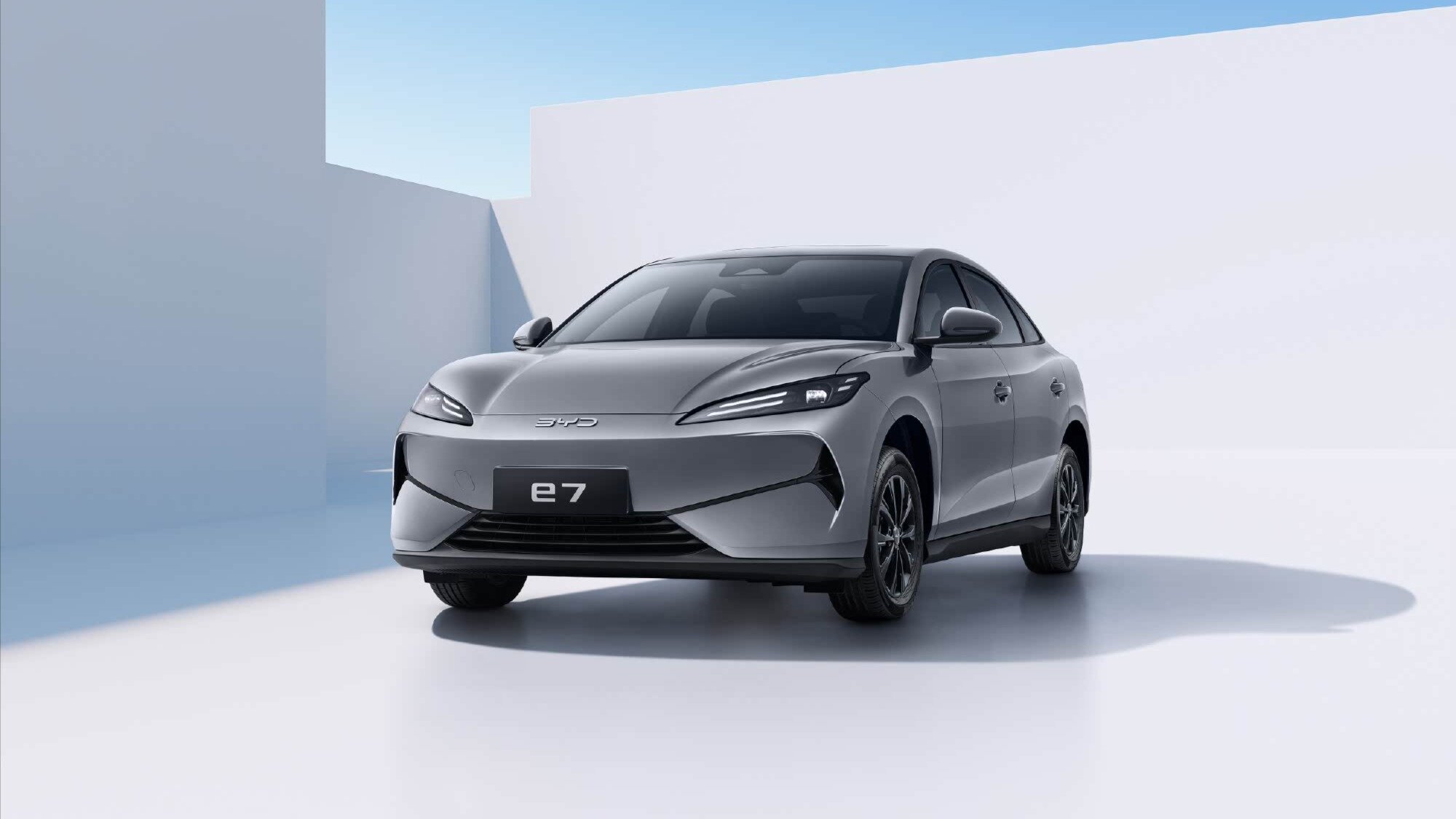 Рассекречен дешёвый электроседан BYD e7