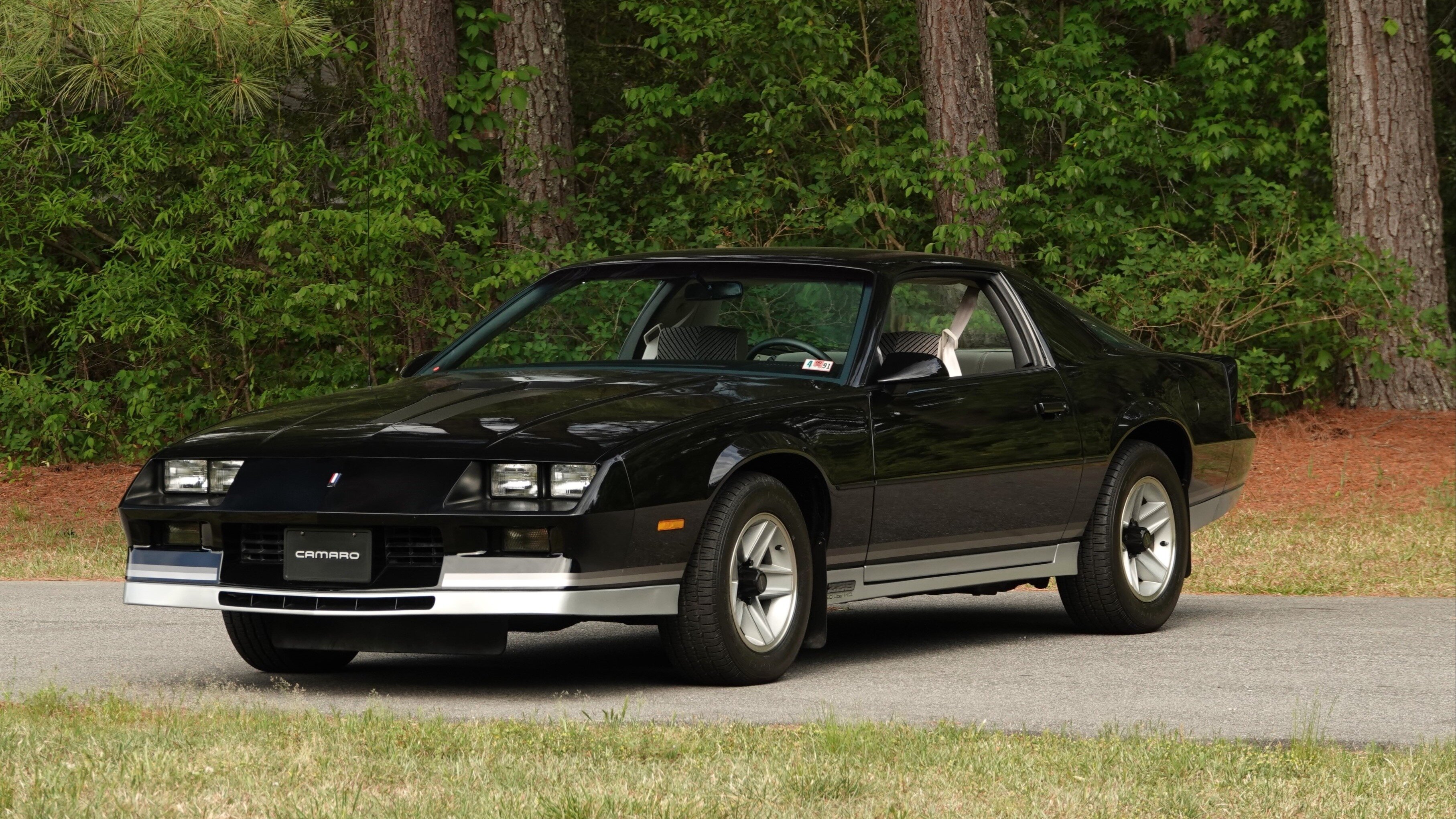 Практически новый Chevrolet Camaro 1984 года продали по цене Lada Vesta