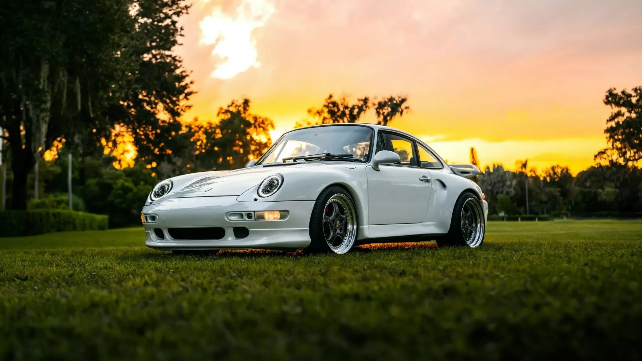 Тюнеры Land Rover доработали Porsche 911 из 1990-х