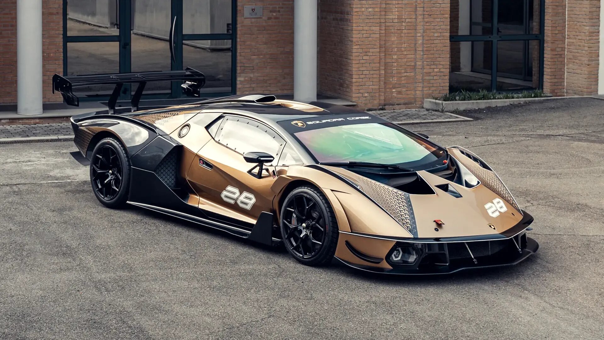 Редкий суперкар Lamborghini без пробега подешевел почти на миллион евро