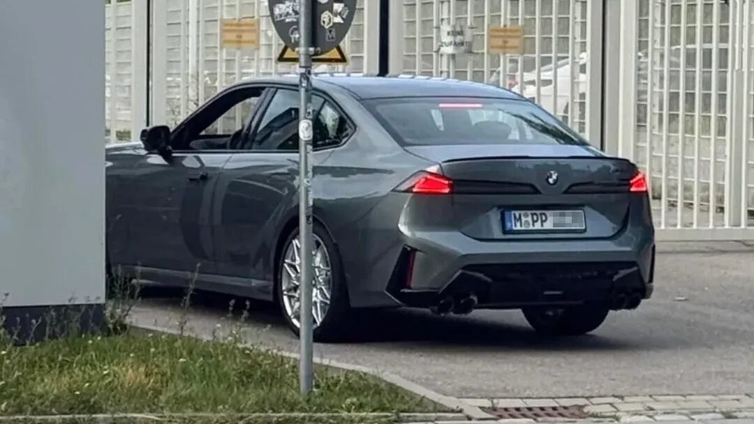 Новую «тройку» BMW впервые заметили без камуфляжа