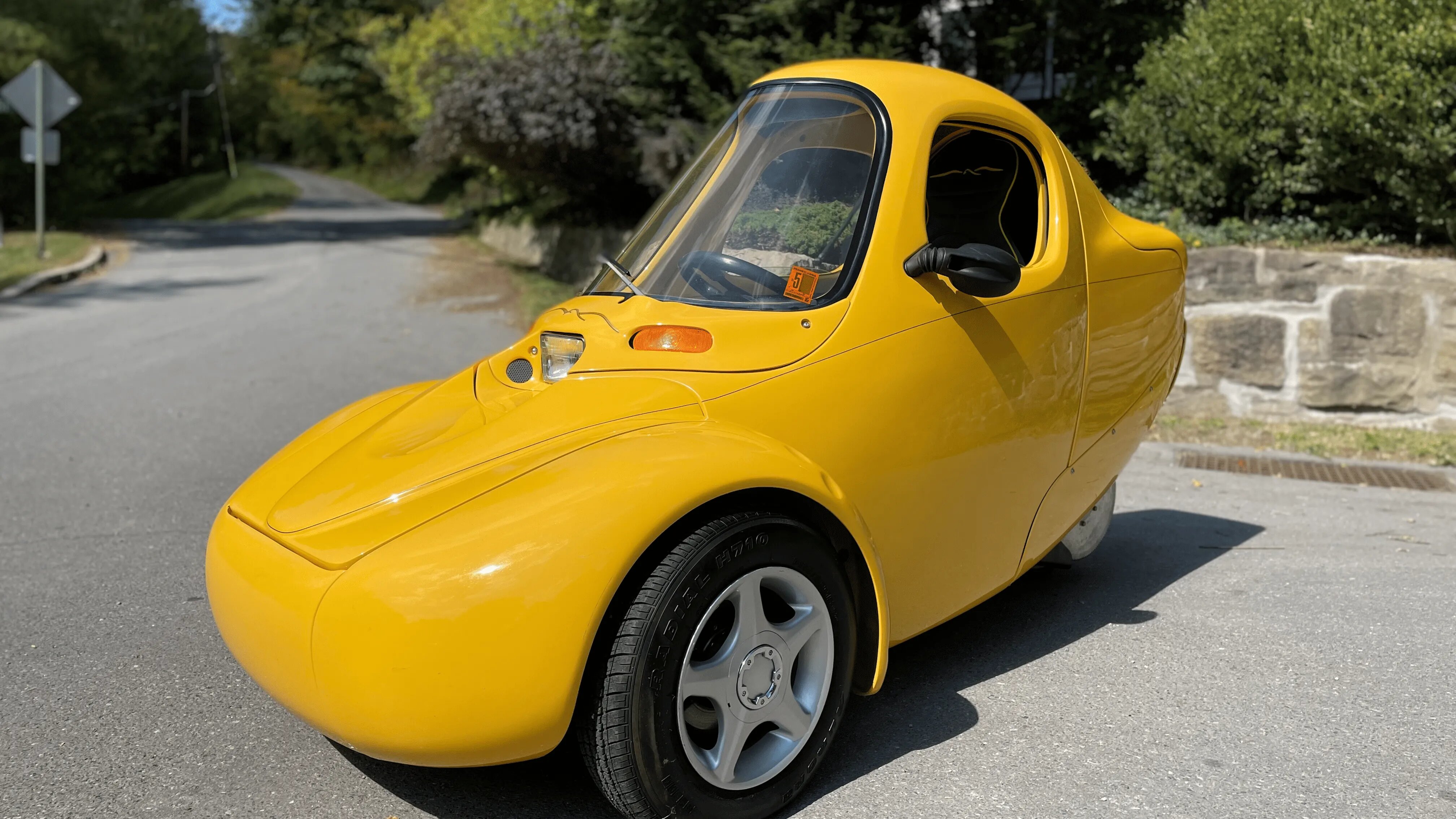 Редкий микроэлектромобиль Corbin Sparrow 2000 года ушёл с молотка почти за 11 тысяч долларов