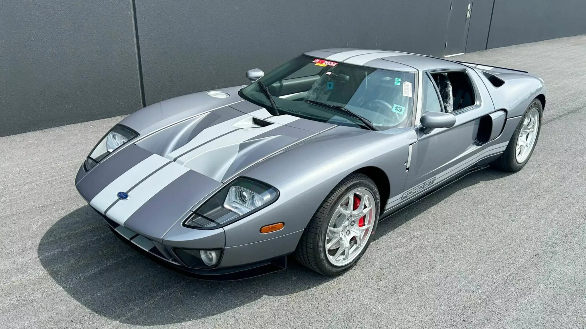 За 18-летний Ford GT с пробегом 24 километра дают 450 тысяч долларов на торгах