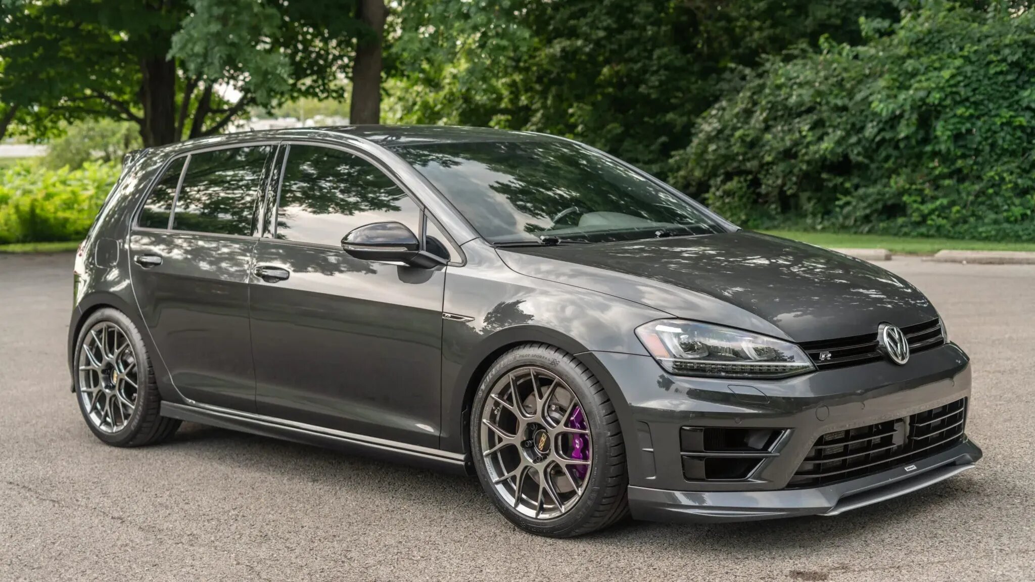 «Ошибочный» Volkswagen Golf R в цвете Carbon Steel Grey выставили на торги: за него дают 40 тысяч долларов