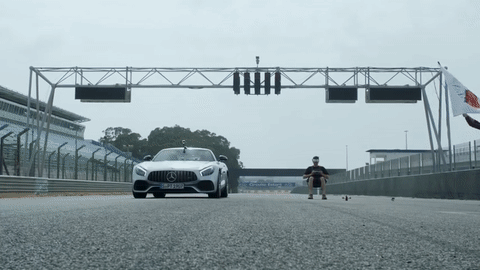 Mercedes-AMG GT сразился в дрэге против дрона