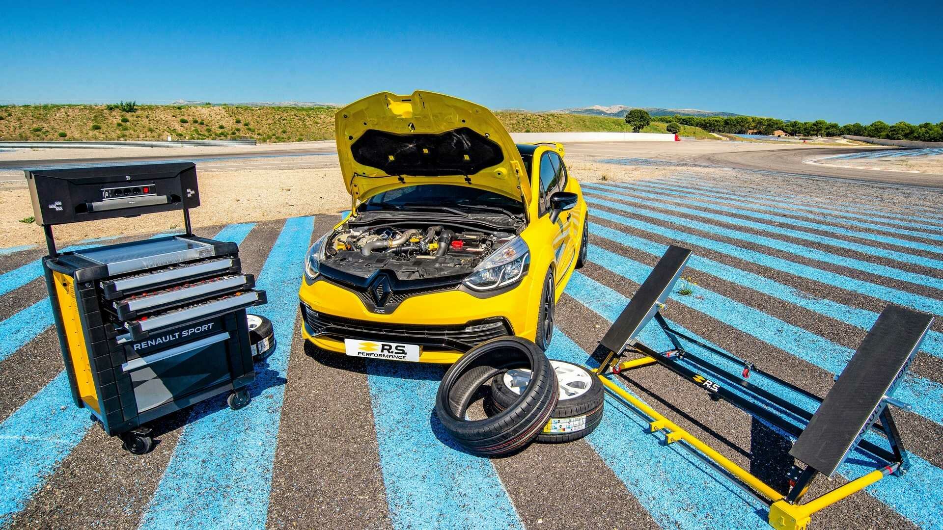 Компания Renault представила домкрат, краскопульт и набор инструментов для Clio RS (а заодно несколько доработок)