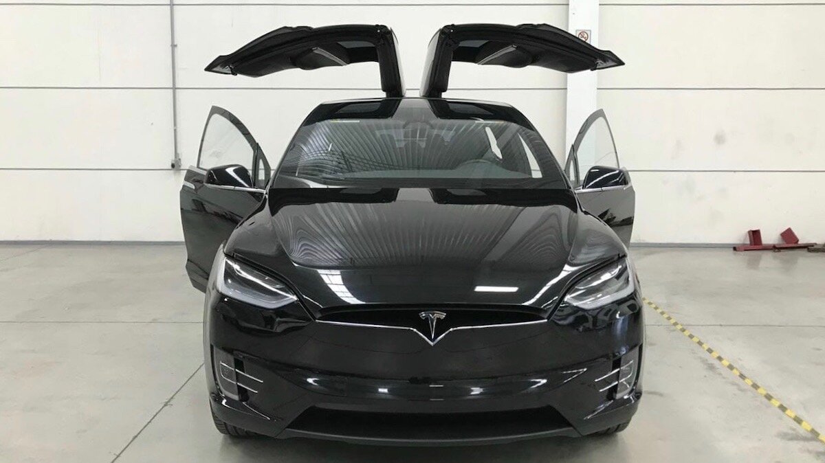 Мексиканцы одели в броню Tesla Model X