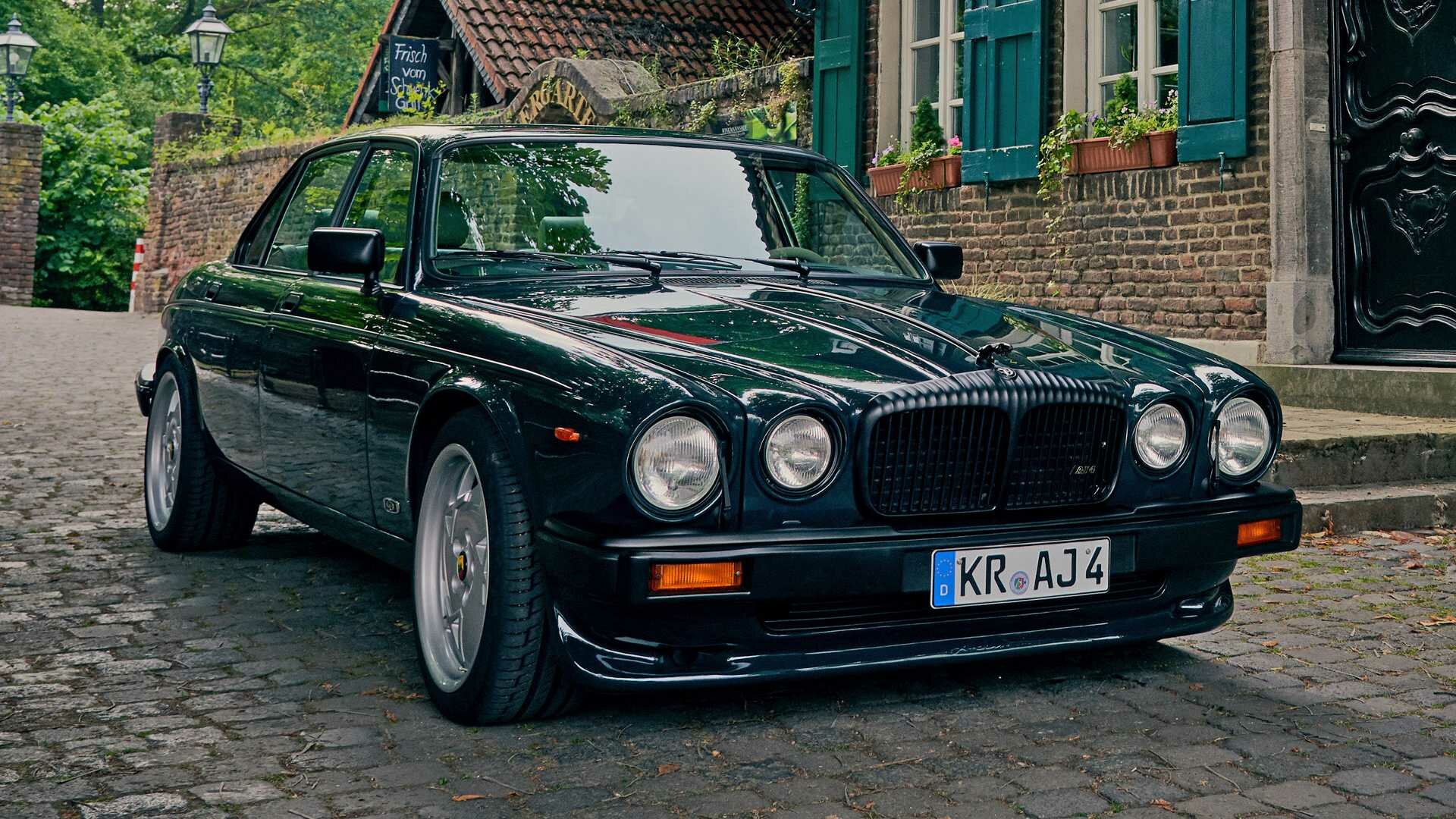 Классический седан Jaguar превратили в стильный рестомод