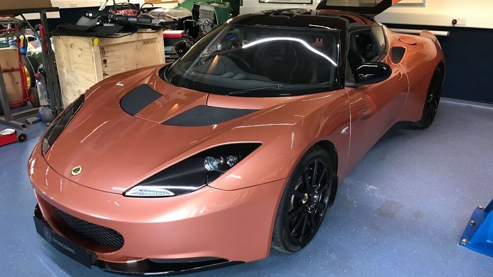 Уникальный гибрид Lotus, которому разрешено ездить по дорогам, выставили на продажу