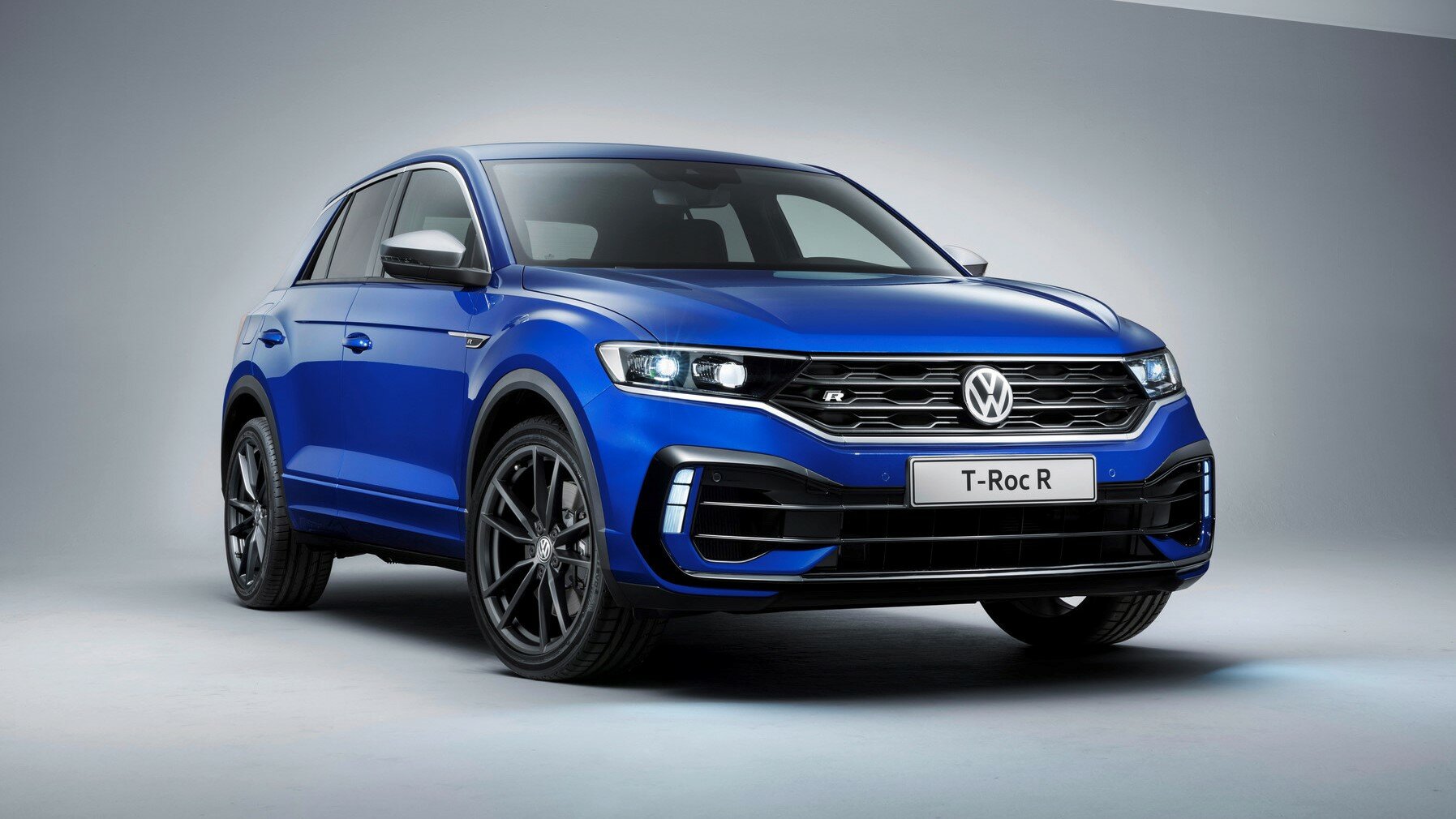 Это маленький заряженный кроссовер VW T-Roc R – у него 300 сил и тормоза от Golf R