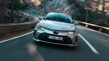 Вперёд батьки: тест новой Toyota Corolla – маленькой Камри с ценником от большой