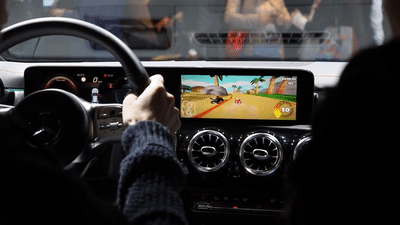 На Mercedes-Benz установили игру Mario Kart. С управлением рулём и педалями