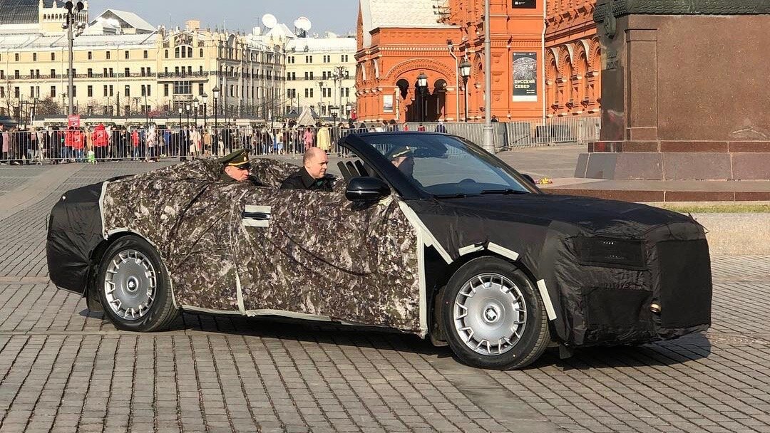 Кабриолеты Aurus впервые проехали по Красной площади
