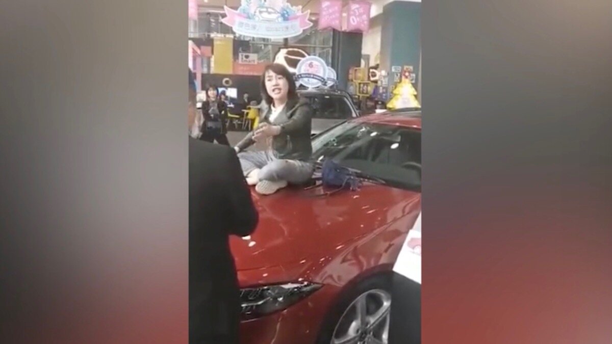 Женщина устроила забастовку у дилера из-за неисправного Mercedes-Benz