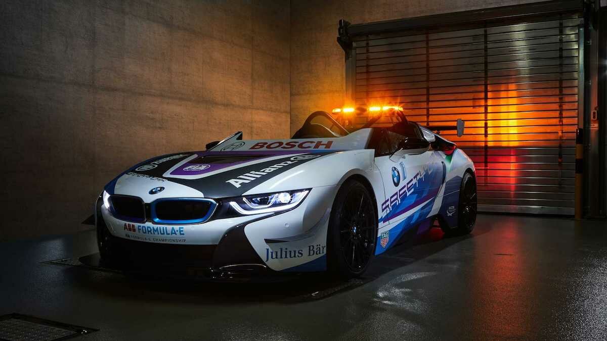 Родстер BMW i8 превратили в машину безопасности, отрезав лобовое стекло