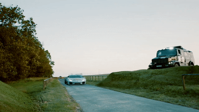 Дакаровский «КАМАЗ» перепрыгнул Lamborghini