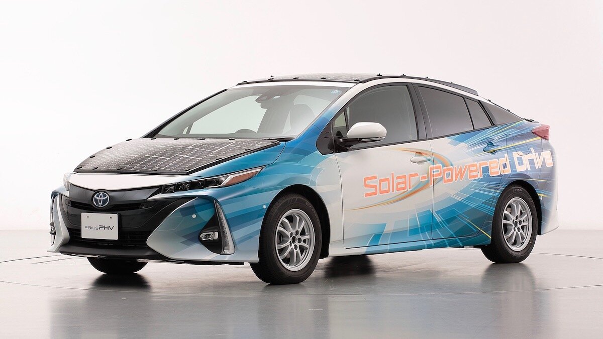 Toyota поставила солнечные батареи на капот и крышку багажника Приуса