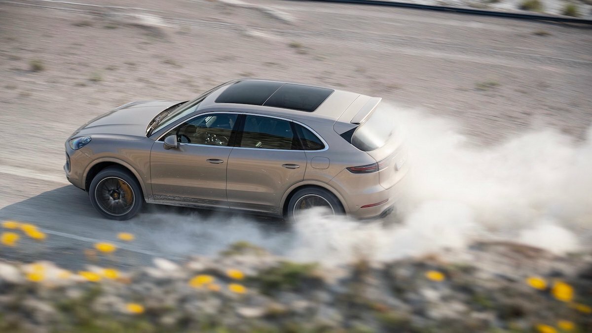 Самый мощный Porsche Cayenne установил рекорд на недостроенном треке
