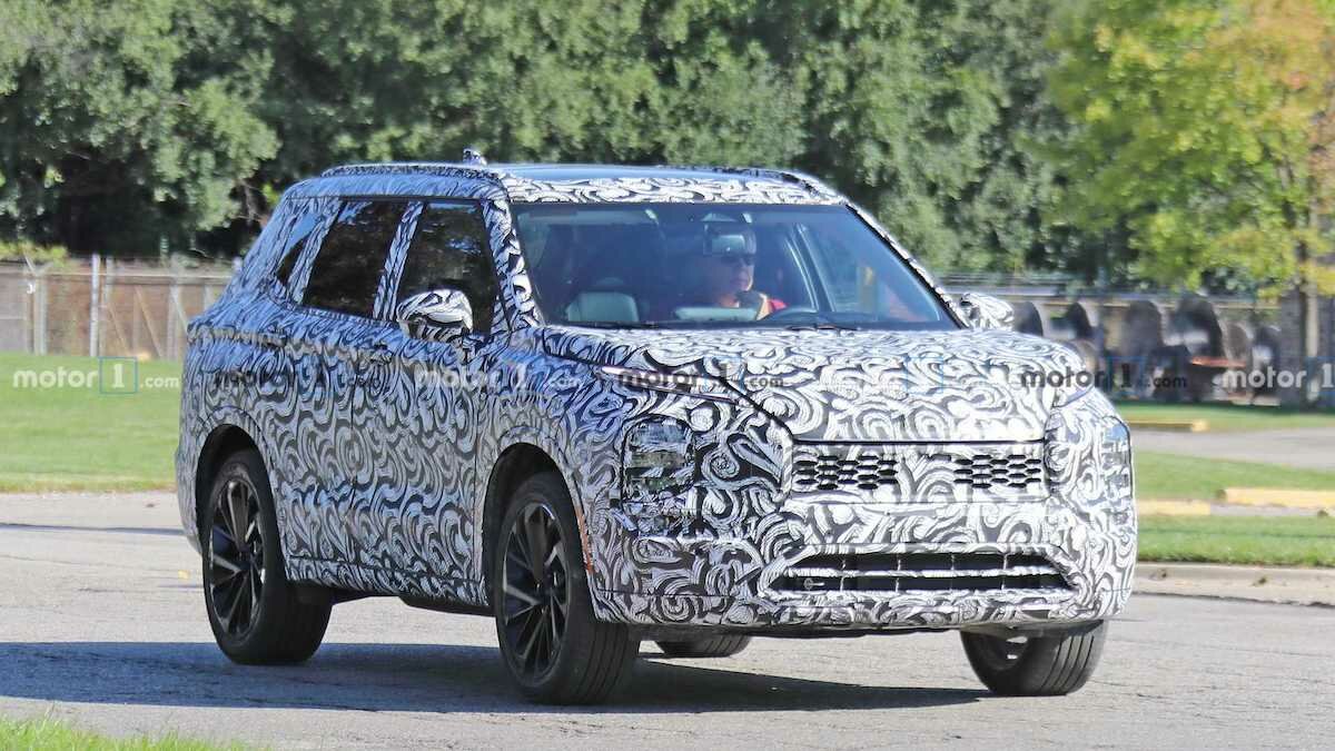 Совершенно новый Mitsubishi Outlander впервые попался фотошпионам