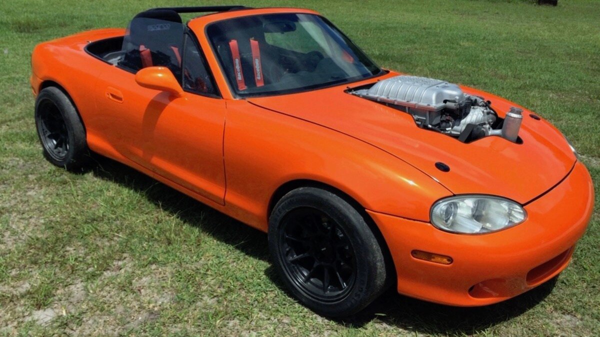 Mazda MX-5 с торчащим из-под капота 717-сильным V8 выставили на аукцион