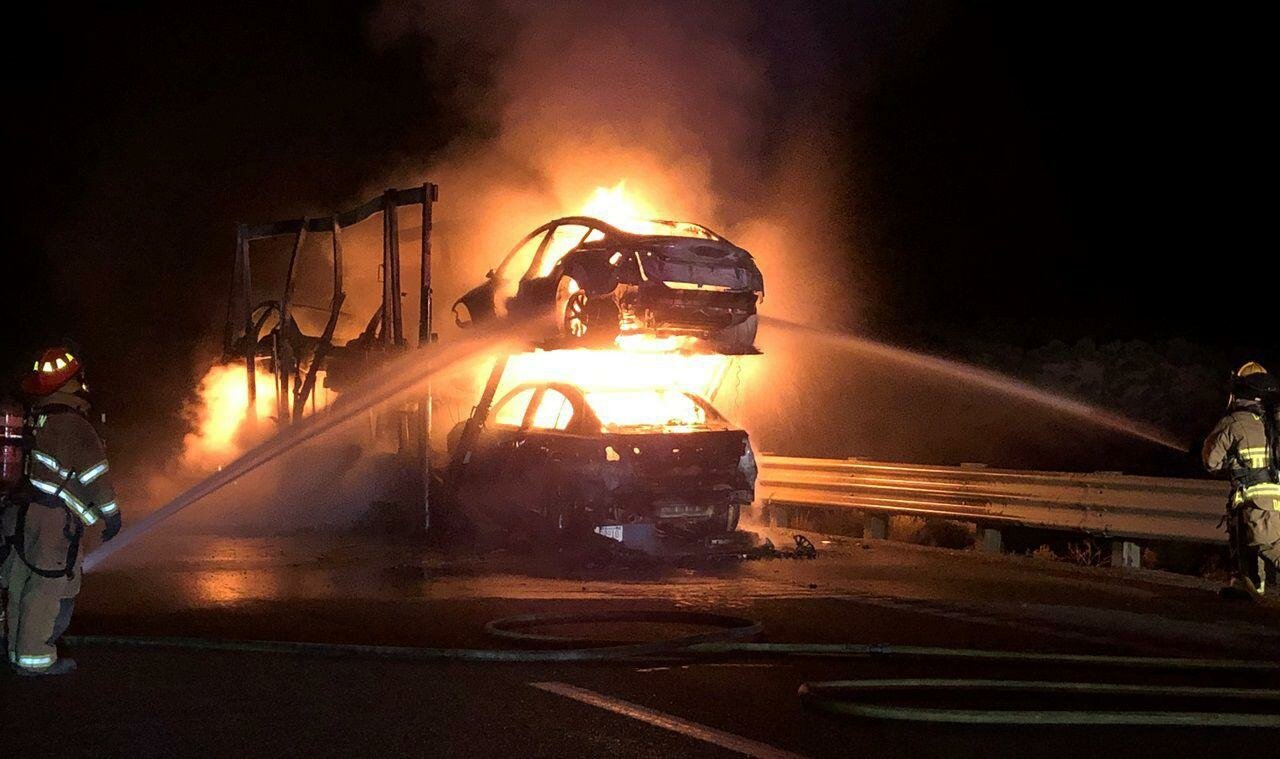 Автовоз с новыми Теслами загадочно сгорел на шоссе