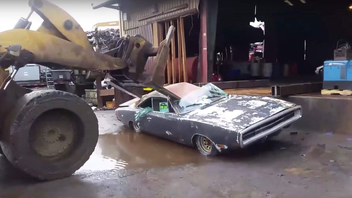 Владелец Dodge Charger раздавил машину, потому что не смог её продать