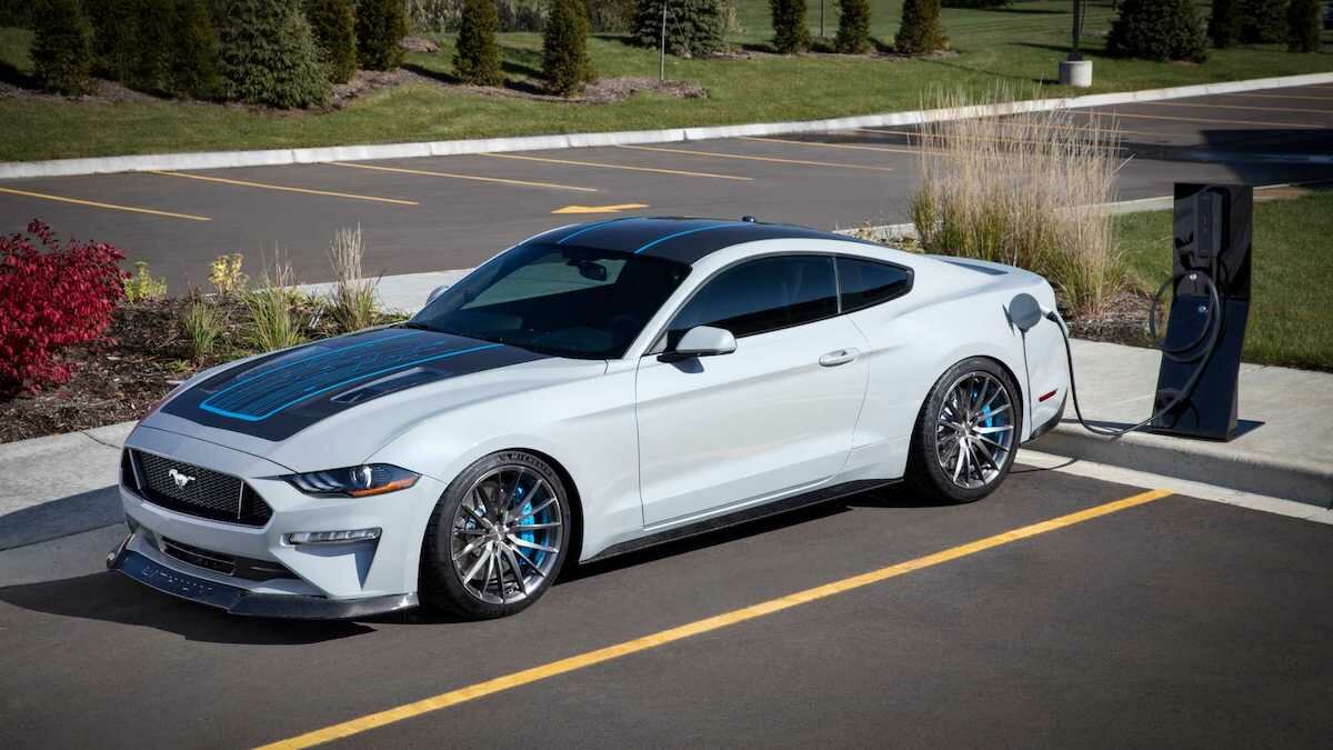 Ford Mustang превратили в 900-сильный электромобиль с «механикой»