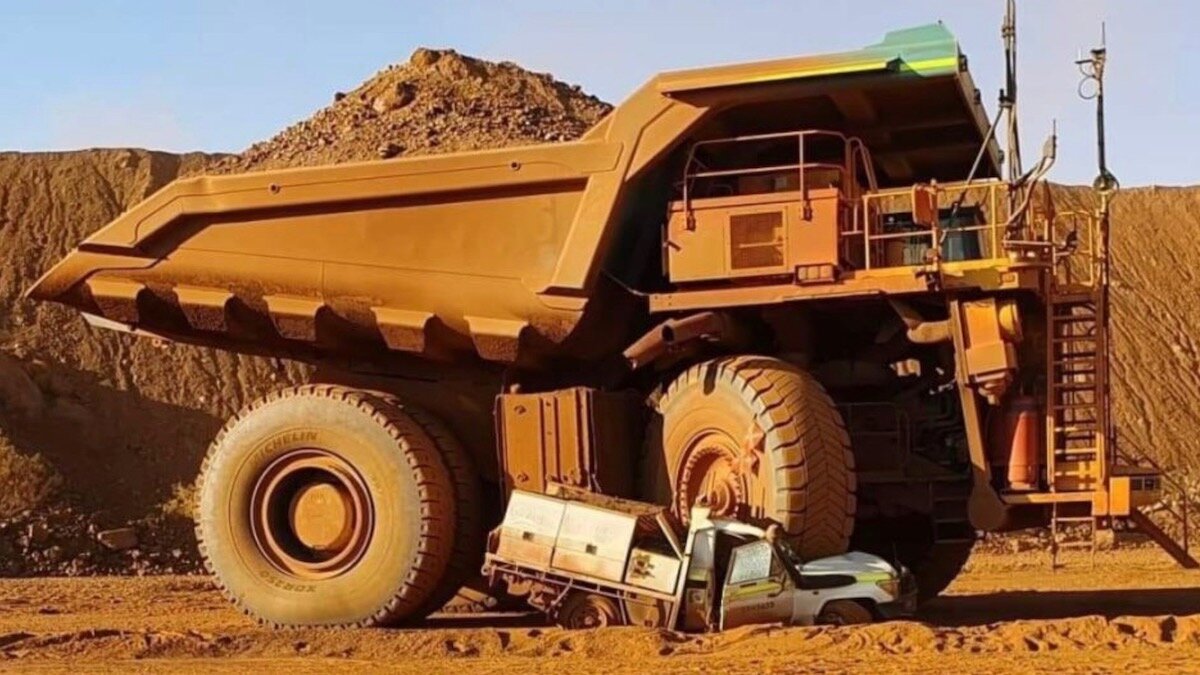 Австралиец случайно раздавил свой Land Cruiser карьерным самосвалом