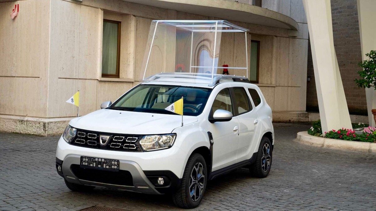 Папа Римский получил Duster с навесом