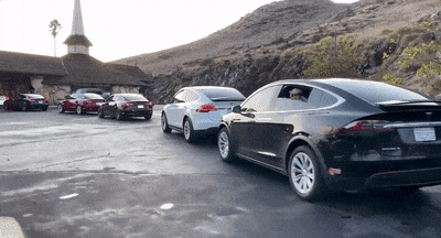 Посмотрите на огромные пробки из электрокаров Tesla перед зарядными станциями