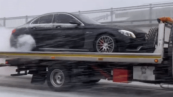 Mercedes-AMG сжёг шины, пока стоял на эвакуаторе