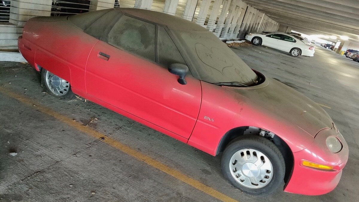 Этот брошенный электрокар является одним из редчайших автомобилей в мире