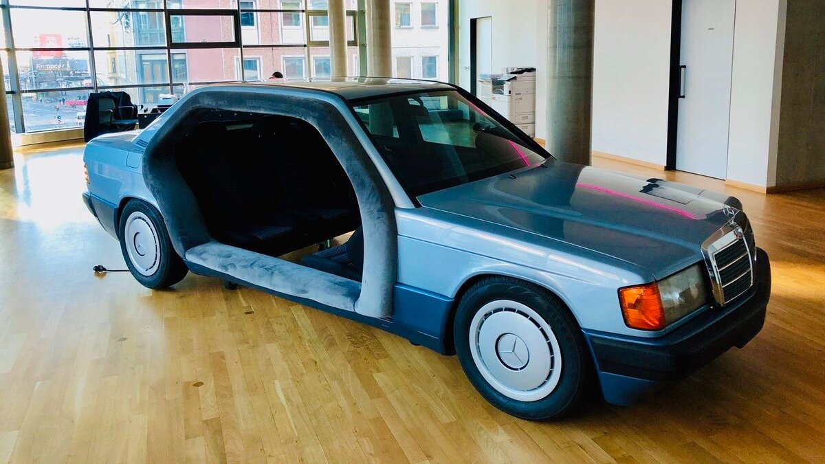 Mercedes-Benz 190 переделали в переговорку для офиса