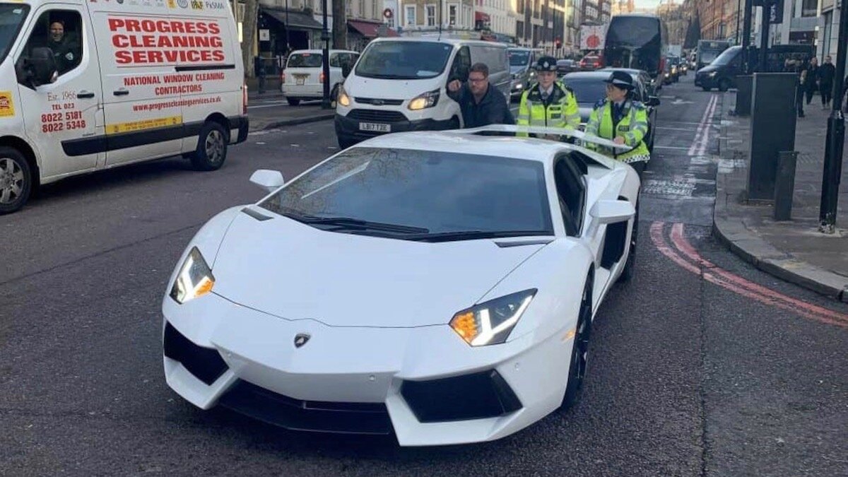 Британским полицейским пришлось вручную толкать сломанный Lamborghini Aventador